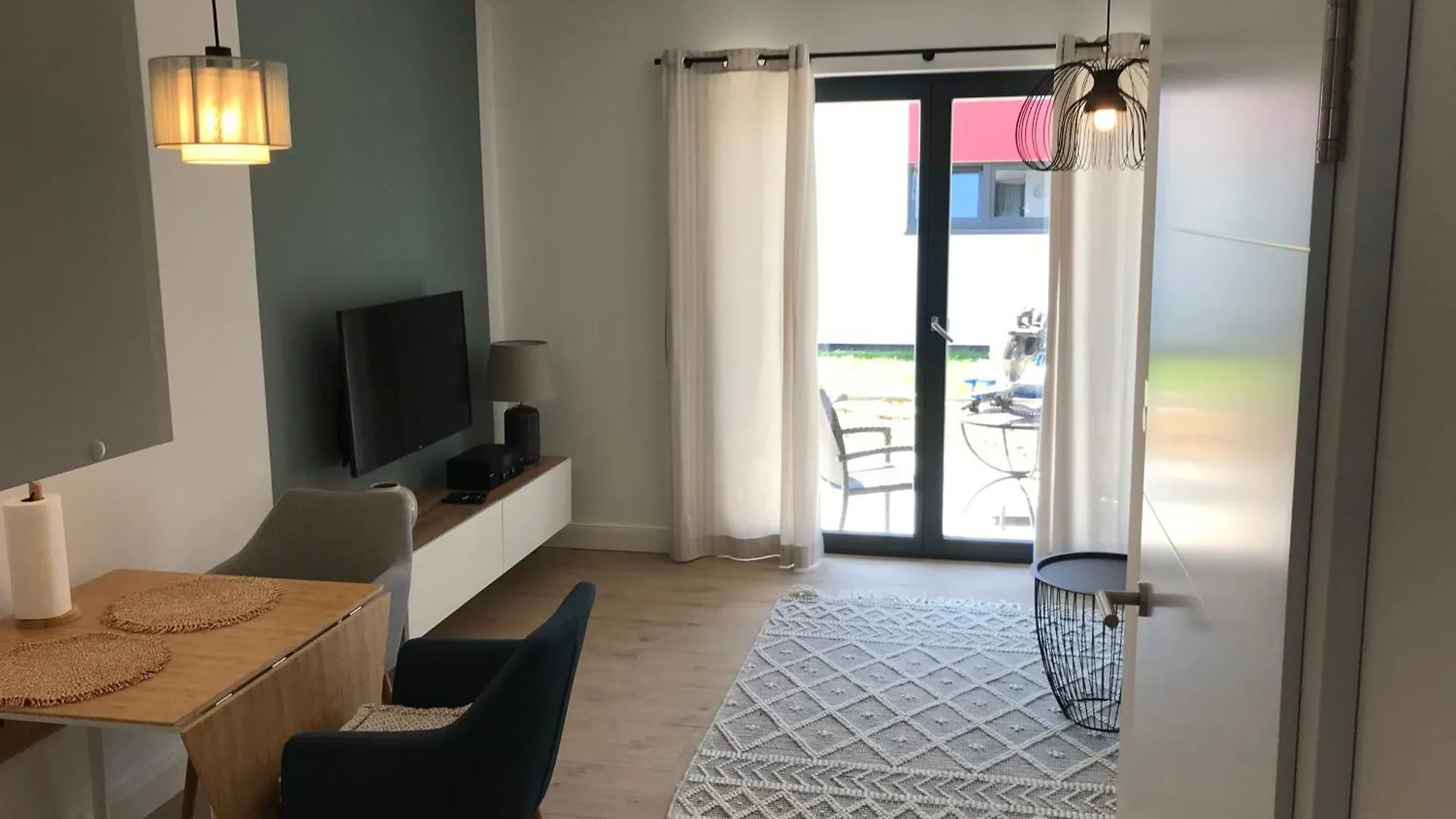 Schoene 1,5 Zimmer Wohnung Mit Aussenterrasse, Nice Small 1,5 Room Flat With An Outside Terrace Weichs 0*,  Germania
